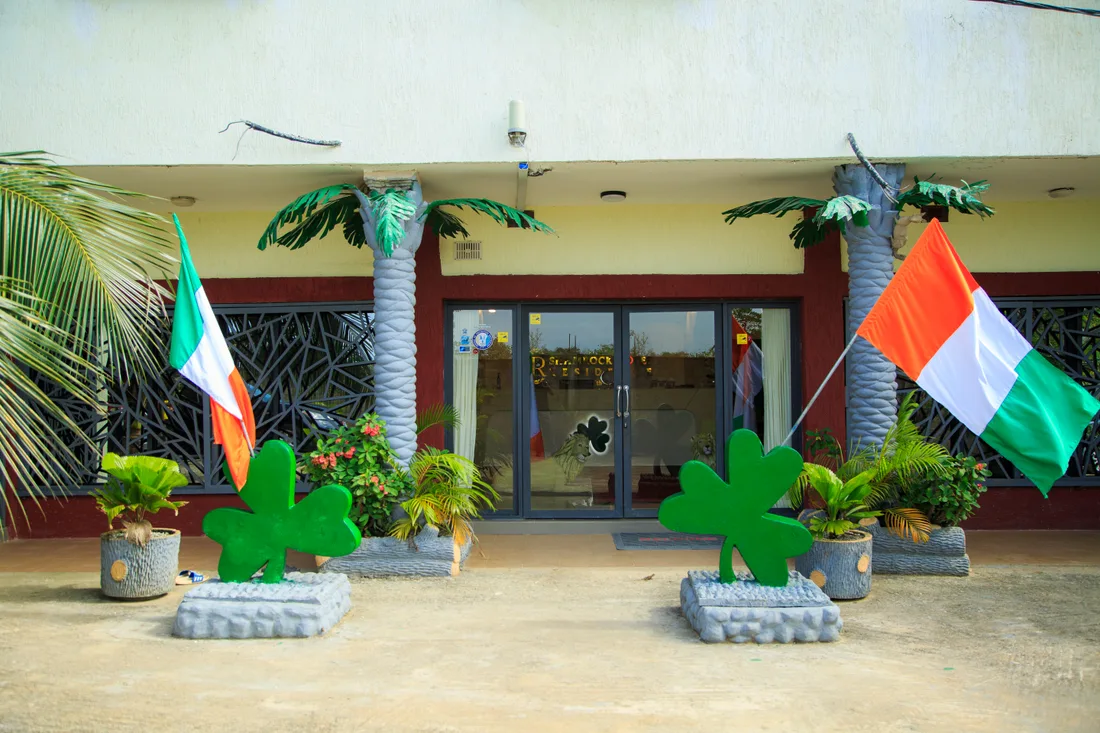 Entrée de la résidence aux couleurs irlandaises et ivoiriennes